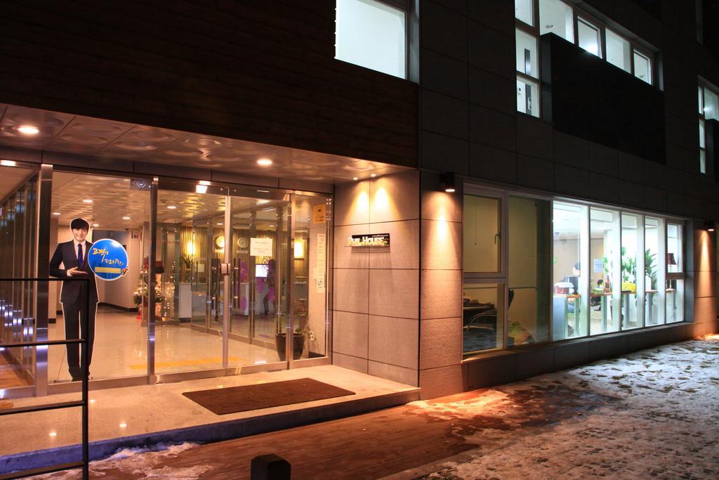 Hostel Phil House Guri Exterior foto